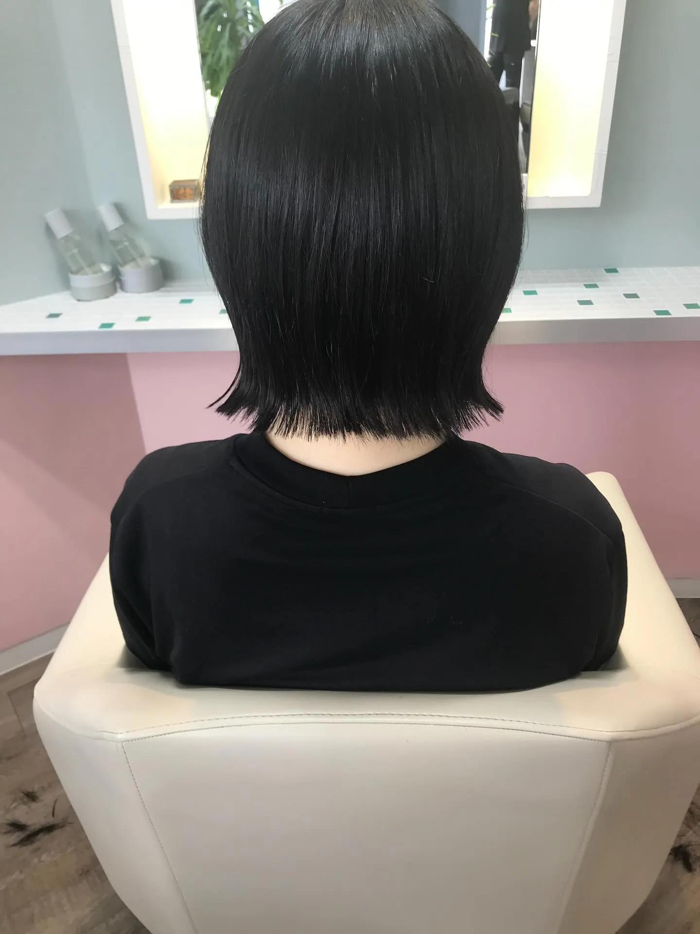 顎下2センチの軽めボブは,首元も涼しく、外ハネも内巻きも出来...